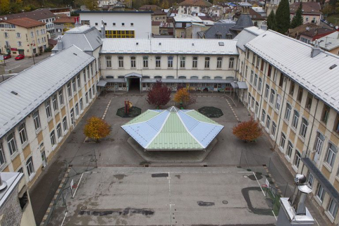 Vue plongeante sur la cour, depuis le campanile. © Région Bourgogne-Franche-Comté, Inventaire du patrimoine Vue plongeante sur la cour, depuis le campanile. © Région Bourgogne-Franche-Comté, Inventaire du patrimoine