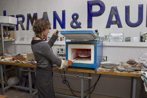 Enfournement d'un cadran émaillé. © Région Bourgogne-Franche-Comté, Inventaire du patrimoine