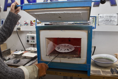 Enfournement d'un cadran émaillé : le four. © Région Bourgogne-Franche-Comté, Inventaire du patrimoine