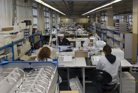 Intérieur d'un atelier : contrôle des lunettes. © Région Bourgogne-Franche-Comté, Inventaire du patrimoine Intérieur d'un atelier : contrôle des lunettes. © Région Bourgogne-Franche-Comté, Inventaire du patrimoine