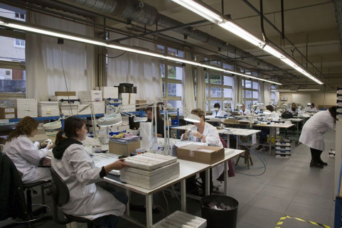 Intérieur d'un atelier : contrôle des lunettes. © Région Bourgogne-Franche-Comté, Inventaire du patrimoine Intérieur d'un atelier : contrôle des lunettes. © Région Bourgogne-Franche-Comté, Inventaire du patrimoine