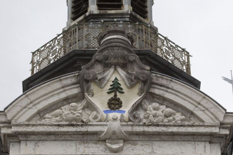 Fronton orné du blason de la ville. © Région Bourgogne-Franche-Comté, Inventaire du patrimoine Fronton orné du blason de la ville. © Région Bourgogne-Franche-Comté, Inventaire du patrimoine