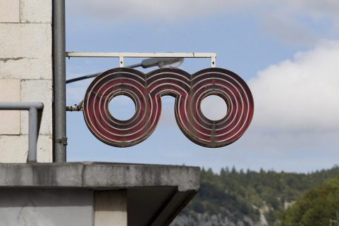Enseigne d'opticien. © Région Bourgogne-Franche-Comté, Inventaire du patrimoine Enseigne d'opticien. © Région Bourgogne-Franche-Comté, Inventaire du patrimoine