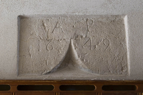 Linteau en accolade daté, dans le couloir. © Région Bourgogne-Franche-Comté, Inventaire du patrimoine