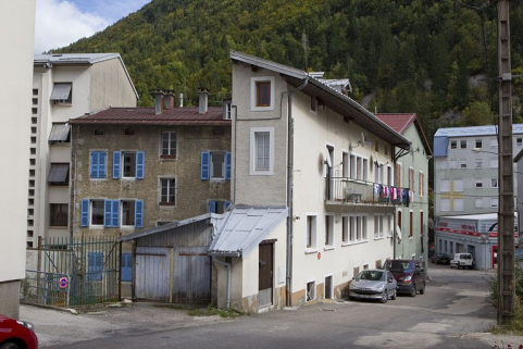 Immeuble (19e siècle) au n° 4 rue de la Tannerie. Immeuble (AI 254) avec coursière et atelier signalé par des fenêtres lunetières. A gauche, façade postérieure de la maison au n° 174 rue de la République. © Région Bourgogne-Franche-Comté, Inventaire du patrimoine