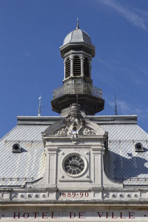 Le cadran, intégré au fronton du pavillon central. © Région Bourgogne-Franche-Comté, Inventaire du patrimoine Le cadran, intégré au fronton du pavillon central. © Région Bourgogne-Franche-Comté, Inventaire du patrimoine
