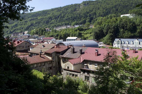 Immeubles (19e siècle) aux n° 129 à 135 rue de la République : élévation postérieure. Immeubles (AE 104 à 106) vus depuis leurs jardins, au nord-est. © Région Bourgogne-Franche-Comté, Inventaire du patrimoine