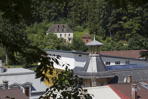Maison de notable (19e siècle) au n° 6 rue Lamartine. Maison (AE 145) servant autrefois de logement patronal pour l'usine de lunetterie J.-B. Jacquemin (1 à 8 rue de l'Industrie). Lanternon de la poste au premier plan, à l'avant de la salle des fête… © Région Bourgogne-Franche-Comté, Inventaire du patrimoine