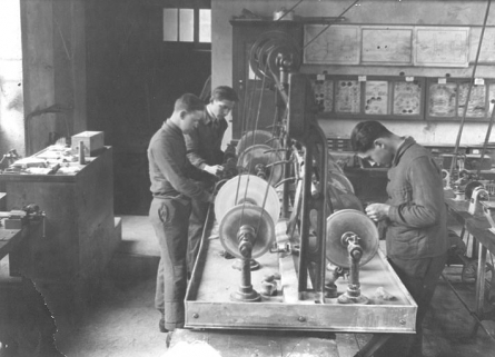 [Ecole pratique : intérieur de l'atelier de montage des verres], 1927. © Région Bourgogne-Franche-Comté, Inventaire du patrimoine