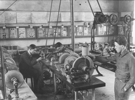 [Ecole pratique : intérieur de l'atelier de montage des verres], 1927. © Région Bourgogne-Franche-Comté, Inventaire du patrimoine