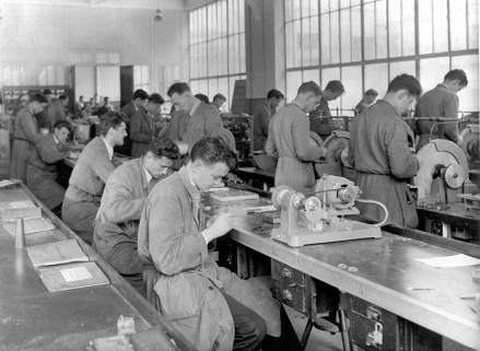 [Le montage des verres], 1955. © Région Bourgogne-Franche-Comté, Inventaire du patrimoine