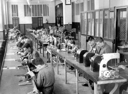 [La fabrication des montures en plastique], 1965. © Région Bourgogne-Franche-Comté, Inventaire du patrimoine