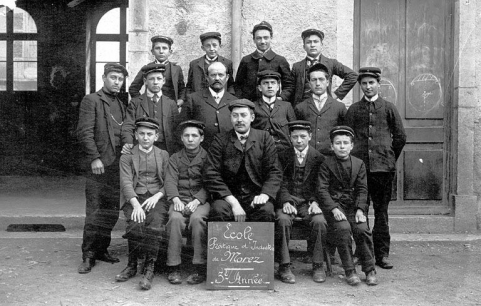 Ecole Pratique d'Industrie de Morez. 3e Année [élèves et professeurs], 1908. © Région Bourgogne-Franche-Comté, Inventaire du patrimoine