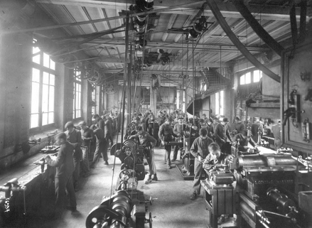 [Ecole pratique : intérieur de l'atelier de mécanique], entre 1895 et 1932. © Région Bourgogne-Franche-Comté, Inventaire du patrimoine