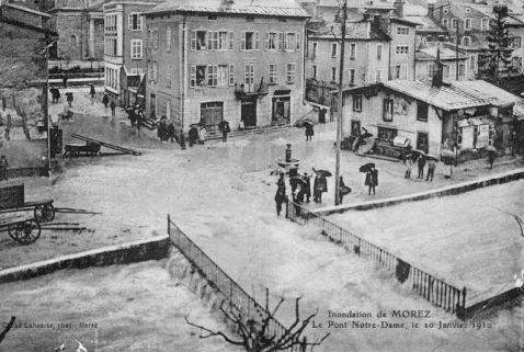 Inondation de Morez. Le Pont Notre-Dame, le 20 Janvier 1910. © Région Bourgogne-Franche-Comté, Inventaire du patrimoine Inondation de Morez. Le Pont Notre-Dame, le 20 Janvier 1910. © Région Bourgogne-Franche-Comté, Inventaire du patrimoine