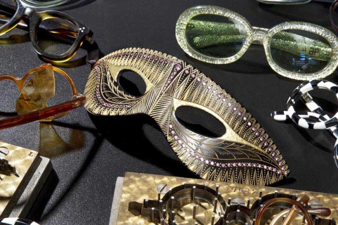 Masque en plastique orné de strass. Collection du musée de la Lunette, Morez. © Région Bourgogne-Franche-Comté, Inventaire du patrimoine Masque en plastique orné de strass. Collection du musée de la Lunette, Morez. © Région Bourgogne-Franche-Comté, Inventaire du patrimoine
