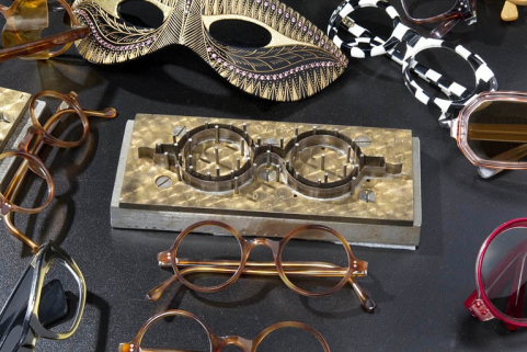 Lunettes en plastique et emporte-pièce ayant servi à leur fabrication. Modèle de lunettes courant jusqu'à la première guerre mondiale. Collection du musée de la Lunette, Morez. © Région Bourgogne-Franche-Comté, Inventaire du patrimoine Lunettes en plastique et emporte-pièce ayant servi à leur fabrication. Modèle de lunettes courant jusqu'à la première guerre mondiale. Collection du musée de la Lunette, Morez. © Région Bourgogne-Franche-Comté, Inventaire du patrimoine