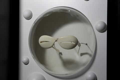 Lunettes en plastique Courrèges, dans leur vitrine, vues de trois quarts. Lunettes inspirées de masques inuits, 1965. Collection du musée de la Lunette, Morez. © Région Bourgogne-Franche-Comté, Inventaire du patrimoine Lunettes en plastique Courrèges, dans leur vitrine, vues de trois quarts. Lunettes inspirées de masques inuits, 1965. Collection du musée de la Lunette, Morez. © Région Bourgogne-Franche-Comté, Inventaire du patrimoine