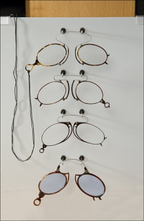 Pince-nez. Collection du musée de la Lunette, Morez. © Région Bourgogne-Franche-Comté, Inventaire du patrimoine Pince-nez. Collection du musée de la Lunette, Morez. © Région Bourgogne-Franche-Comté, Inventaire du patrimoine