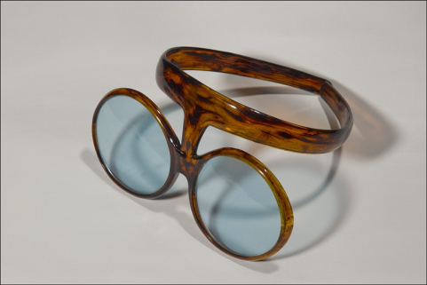 Lunettes solaires en plastique - serre-tête. Collection du musée de la Lunette, Morez. © Région Bourgogne-Franche-Comté, Inventaire du patrimoine Lunettes solaires en plastique - serre-tête. Collection du musée de la Lunette, Morez. © Région Bourgogne-Franche-Comté, Inventaire du patrimoine