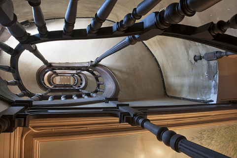 Détail de l'escalier en contre-plongée depuis le rez-de-chaussée. © Région Bourgogne-Franche-Comté, Inventaire du Patrimoine