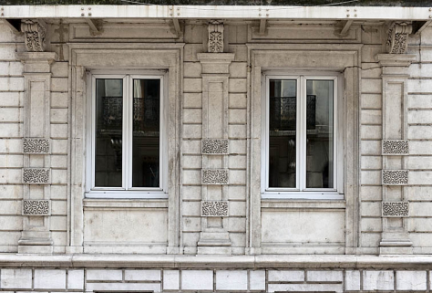 Façade antérieure : détail de deux fenêtres du rez-de-chaussée. © Région Bourgogne-Franche-Comté, Inventaire du Patrimoine