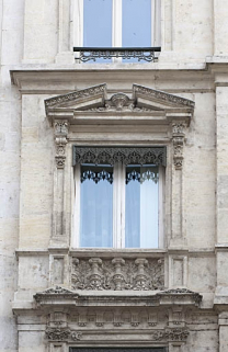 Façade antérieure : détail d'une fenêtre du deuxième étage. © Région Bourgogne-Franche-Comté, Inventaire du Patrimoine