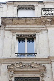 Façade antérieure : détail d'une fenêtre du troisième étage. © Région Bourgogne-Franche-Comté, Inventaire du Patrimoine