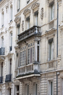 Façade antérieure : détail du bow-window de trois quarts droit. © Région Bourgogne-Franche-Comté, Inventaire du Patrimoine