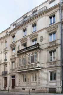 Façade antérieure : vue d'ensemble de trois quarts droit. © Région Bourgogne-Franche-Comté, Inventaire du Patrimoine