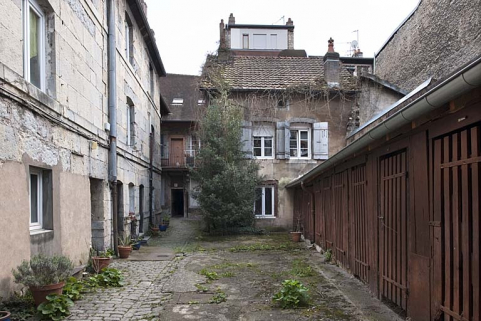 Vue d'ensemble des logis et des bûchers depuis le fond de la cour. © Région Bourgogne-Franche-Comté, Inventaire du Patrimoine