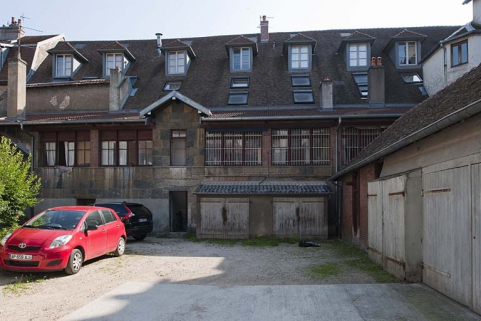 Vue d'ensemble des ateliers à droite de la cour. © Région Bourgogne-Franche-Comté, Inventaire du Patrimoine