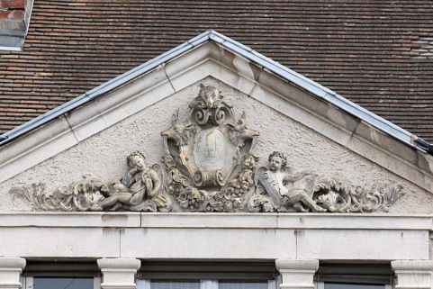 Façade postérieure : détail des sculptures dans le fronton triangulaire surmontant la baie en triplet. © Région Bourgogne-Franche-Comté, Inventaire du Patrimoine