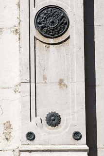 Façade sur rue : détail du décor d'un pilastre du premier étage. © Région Bourgogne-Franche-Comté, Inventaire du Patrimoine