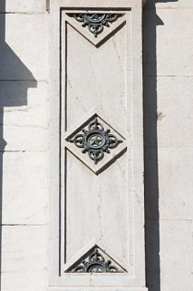 Façade sur rue : détail du décor d'un pilastre du deuxième étage. © Région Bourgogne-Franche-Comté, Inventaire du Patrimoine
