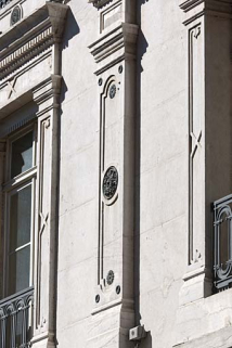 Façade sur rue : détail du décor d'un montant de fenêtre et d'un pilastre du premier étage. © Région Bourgogne-Franche-Comté, Inventaire du Patrimoine