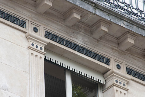 Façade sur rue : détail de la frise de grecques sous le balcon filant. © Région Bourgogne-Franche-Comté, Inventaire du Patrimoine