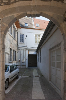 Vue de la cour depuis le passage cocher. © Région Bourgogne-Franche-Comté, Inventaire du Patrimoine