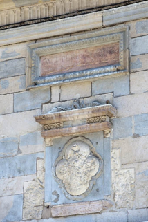 Façade sur rue : détail rapproché des décors au-dessus de la porte cochère. © Région Bourgogne-Franche-Comté, Inventaire du Patrimoine