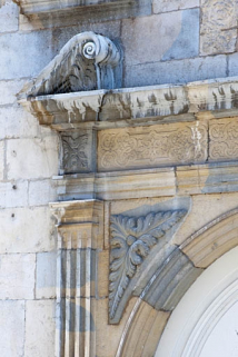 Façade sur rue : détail de l'angle supérieur gauche de l'entrée cochère. © Région Bourgogne-Franche-Comté, Inventaire du Patrimoine