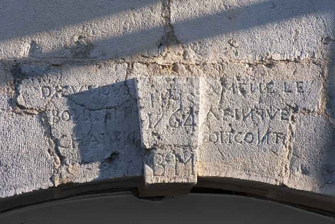 Logis principal :détail de l'inscription sur l'arcade boutiquière. © Région Bourgogne-Franche-Comté, Inventaire du Patrimoine