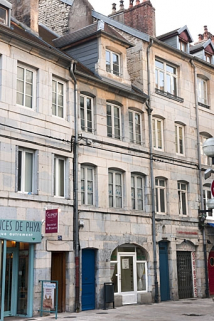 Logis principal, façade sur rue : de trois quarts gauche. © Région Bourgogne-Franche-Comté, Inventaire du Patrimoine