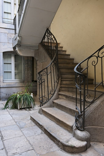 Départ de l'escalier à cage ouverte situé dans la première cour : vue d'ensemble. © Région Bourgogne-Franche-Comté, Inventaire du Patrimoine