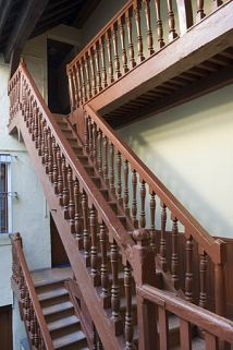 Escalier à cage ouverte à droite dans la première cour : détail des volées supérieures. © Région Bourgogne-Franche-Comté, Inventaire du Patrimoine