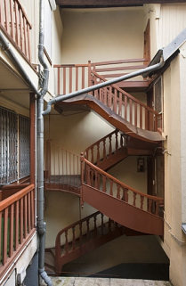 Escalier à cage ouverte à gauche dans la première cour : vue d'ensemble. © Région Bourgogne-Franche-Comté, Inventaire du Patrimoine