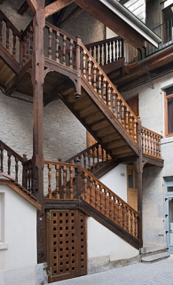 Vue d'ensemble de l'escalier à cage ouverte situé dans la première cour. © Région Bourgogne-Franche-Comté, Inventaire du Patrimoine