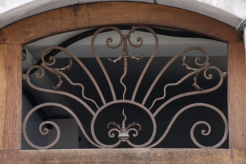 Façade sur rue du logis principal : détail du dessus de porte en ferronnerie du couloir. © Région Bourgogne-Franche-Comté, Inventaire du Patrimoine