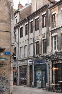 Façade sur rue du logis principal : de trois quarts droit. © Région Bourgogne-Franche-Comté, Inventaire du Patrimoine