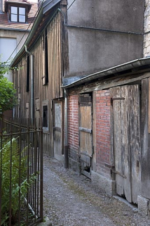 Vue d'ensemble des bûchers dans la deuxième cour : de trois quarts droit. © Région Bourgogne-Franche-Comté, Inventaire du Patrimoine