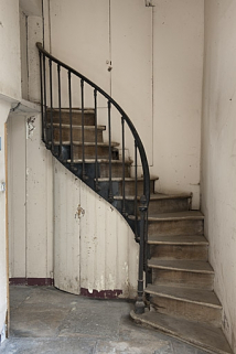 Logis principal : détail du départ d'un escalier secondaire au fond de la première cour. © Région Bourgogne-Franche-Comté, Inventaire du Patrimoine